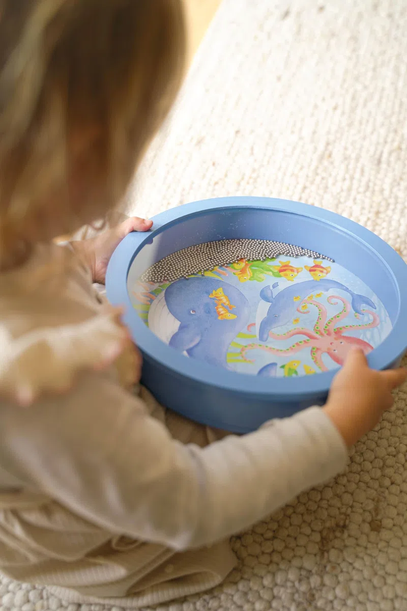 goki 61853 – Trommel „Meeresrauschen“ – Klanginstrument für Kinder aus Holz mit Naturfell, Ø 25,5 cm