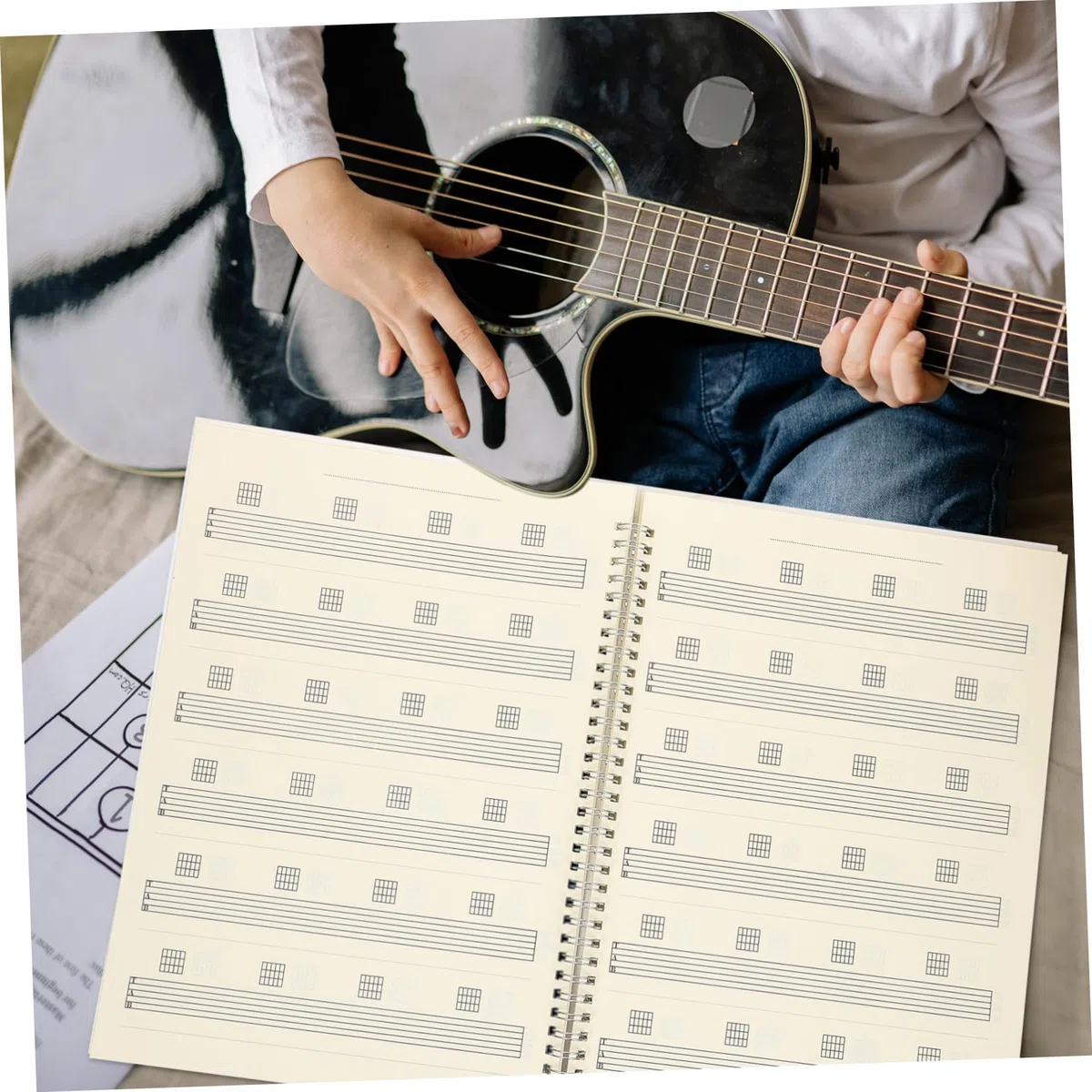 INOOMP Gitarren Notenbuch A4 mit Deutlich Gedruckten Sechs Linien Tabulaturen Langlebigem Kunststoff und Akkordraster Musikheft für Anfänger Tragbares Musikbuch für Gitarristen