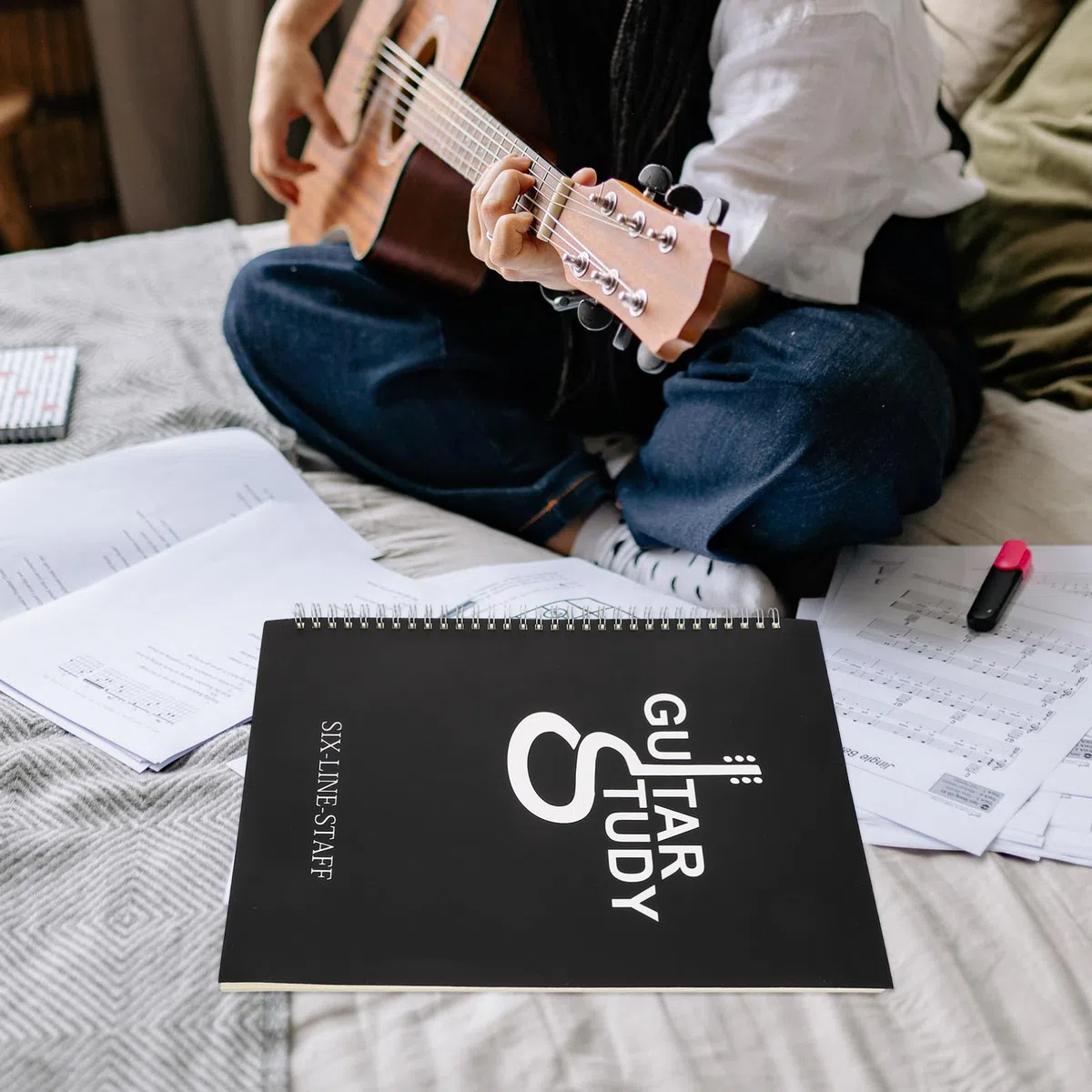 INOOMP Gitarren Notenbuch A4 mit Deutlich Gedruckten Sechs Linien Tabulaturen Langlebigem Kunststoff und Akkordraster Musikheft für Anfänger Tragbares Musikbuch für Gitarristen
